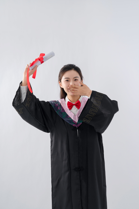 手拿毕业证的女大学生高清图版权图片下载