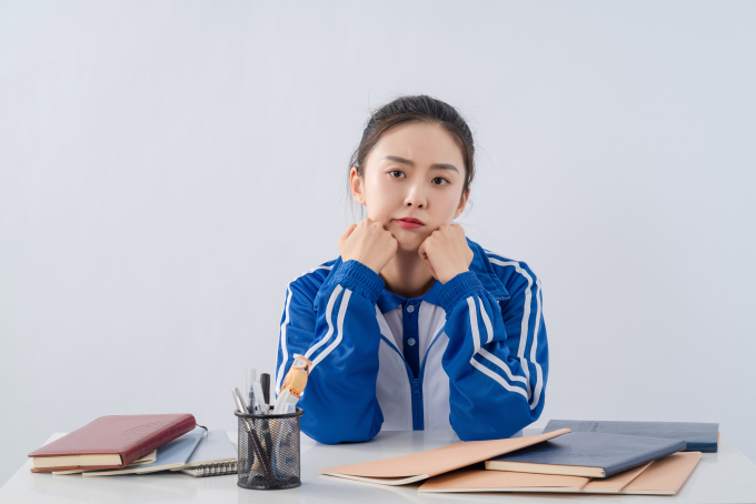 愁眉苦脸的女生高清图