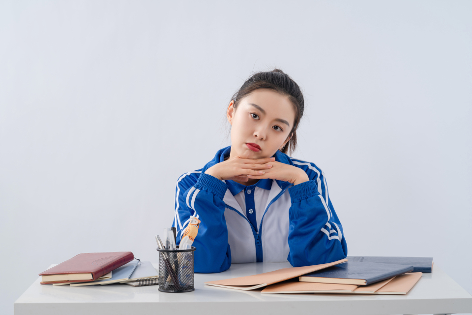 歪着头发呆的女生高清图