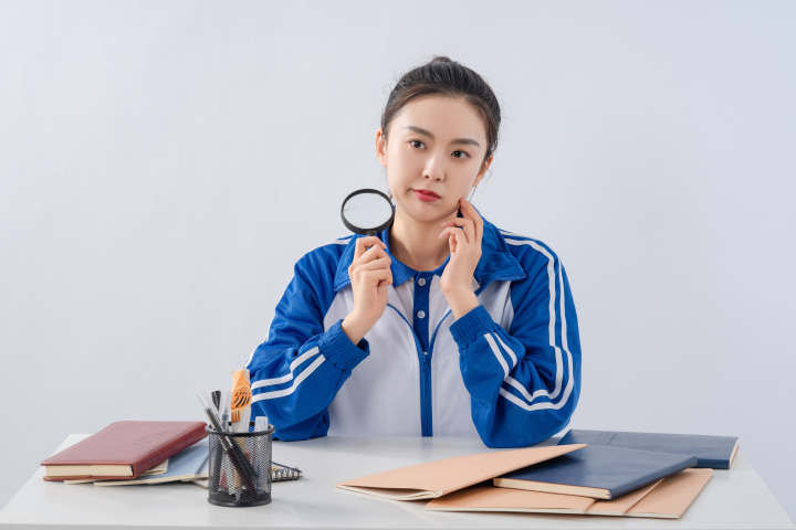 可爱作怪的女同学高清图版权图片下载