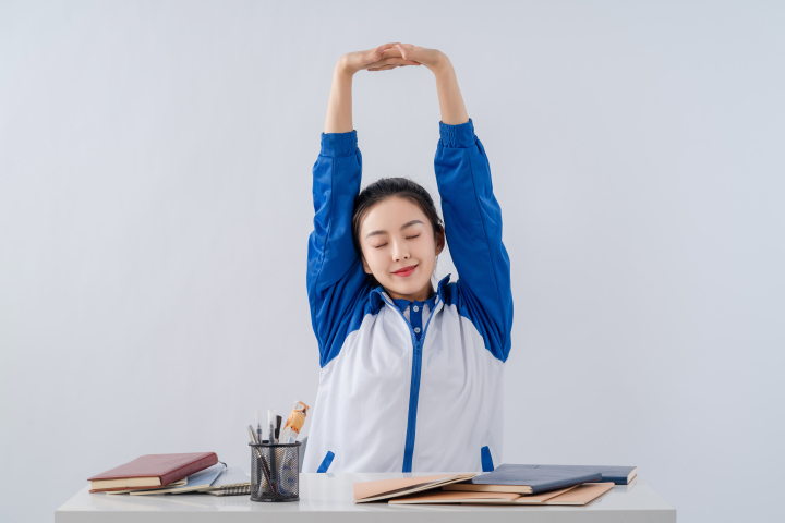 课堂上伸懒腰的女学生高清图版权图片下载