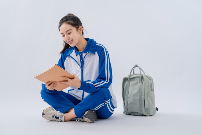 盘腿坐地的女生复习功课实拍图