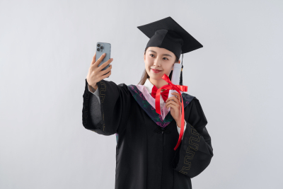 拿着毕业证书自拍的学生高清图
