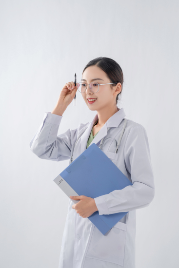 门诊看病的专业女医生实拍图