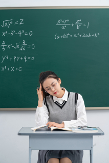 认真思考截图的学生高清图