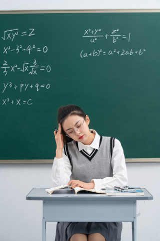 认真思考截图的学生高清图