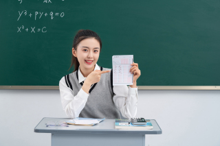 手拿考试答题卡学生实拍图