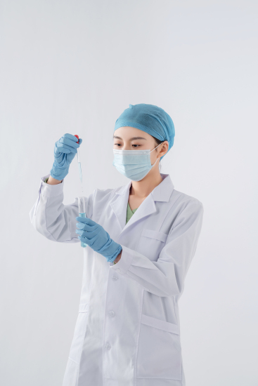 戴防护用品做检测的女医生实拍图