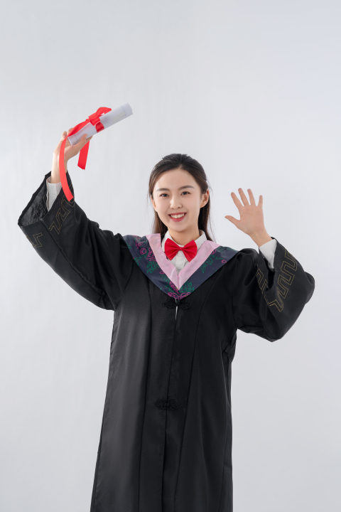 穿学士服拍照毕业照的女大学生高清图版权图片下载