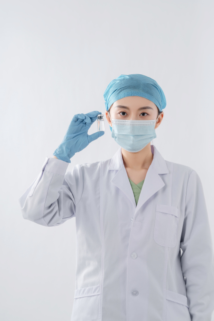 手拿采样试管展示的女医生实拍图