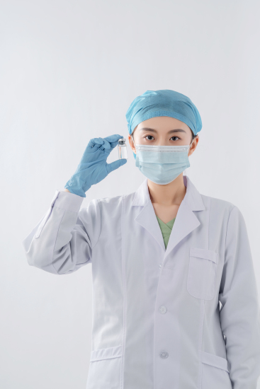 手拿采样试管展示的女医生实拍图