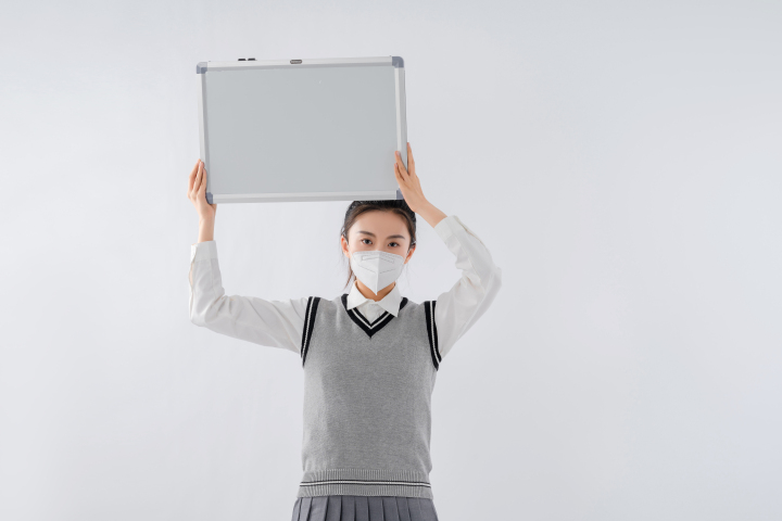 文静内向的戴口罩的女学生高清图版权图片下载