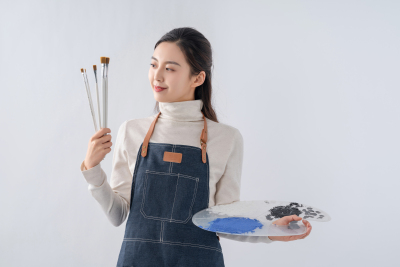 手拿绘画工具女孩实拍图