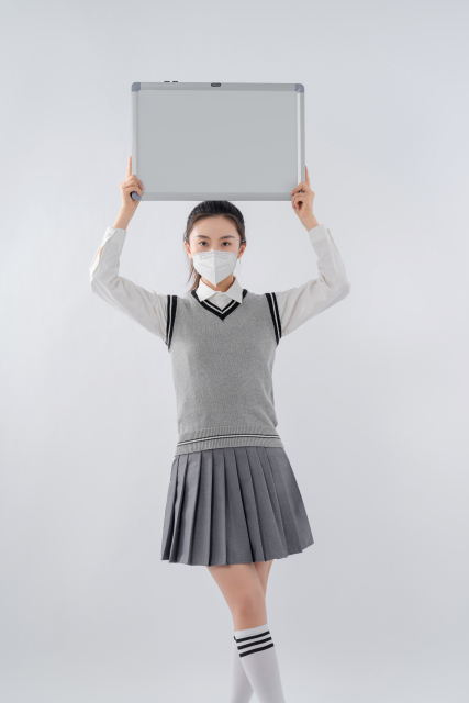 将白板举过头顶的女生高清图