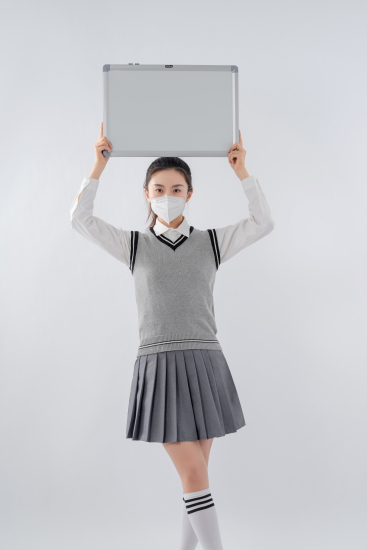 将白板举过头顶的女生高清图