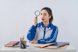 惊讶的穿校服的女生高清图