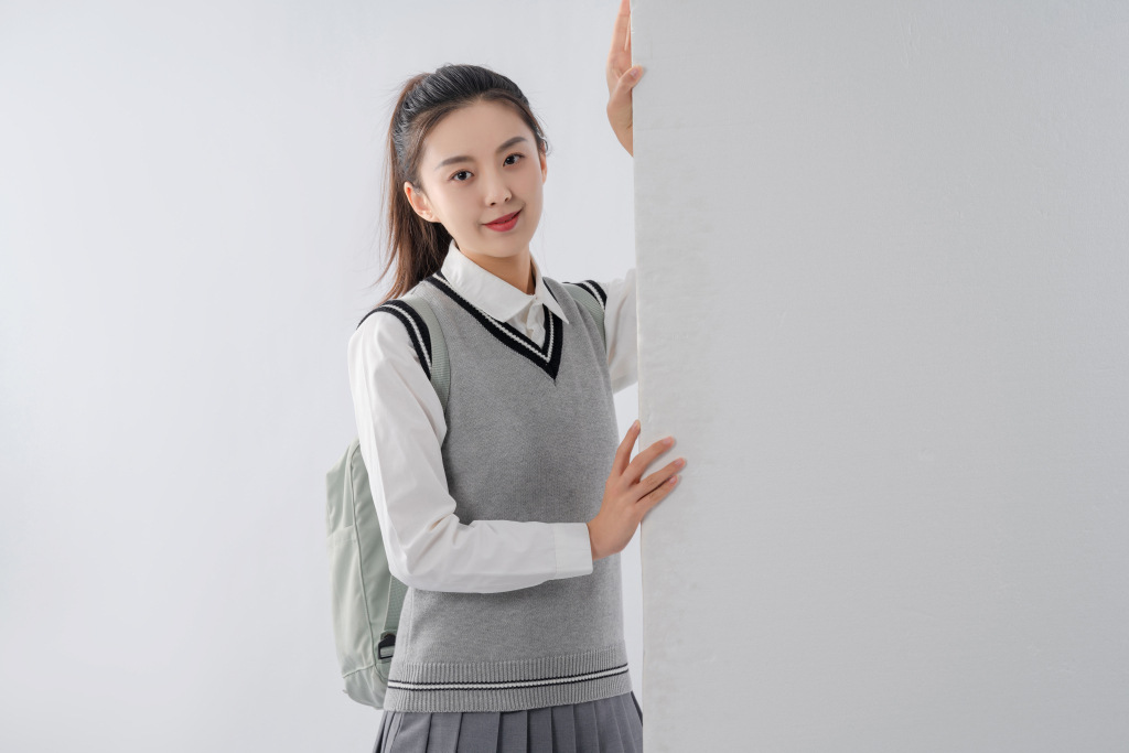 对着镜头微笑的女学生高清图版权图片下载