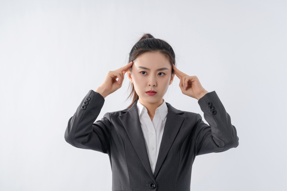 善于思考的职场女性实拍图