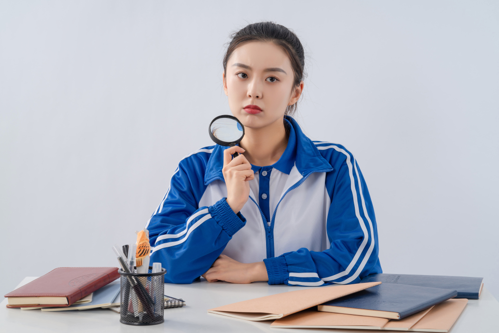 拿着放大镜发呆的女生高清图版权图片下载