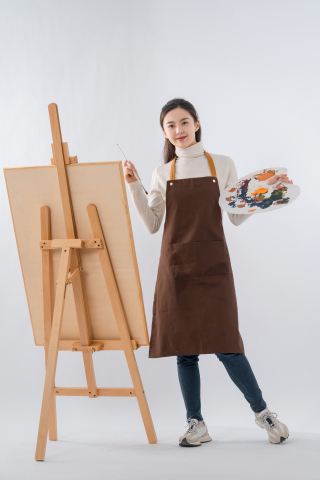 教室里画画的女学生