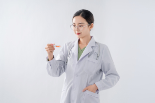 专业认真观测试管的女医生实拍图