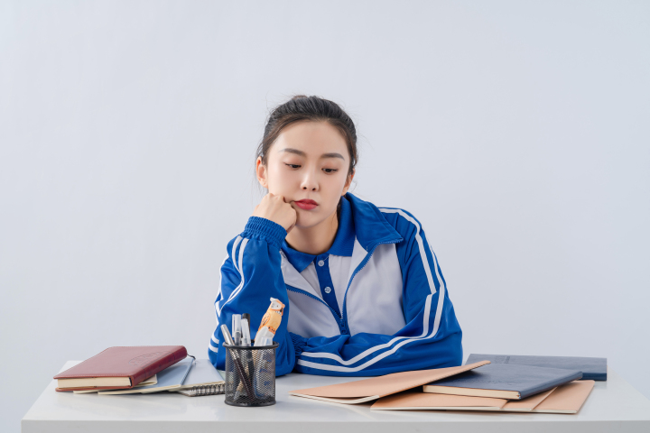 不认真看书的女学生高清图版权图片下载