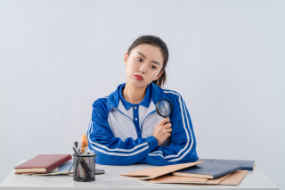 歪头拿放大镜的女生