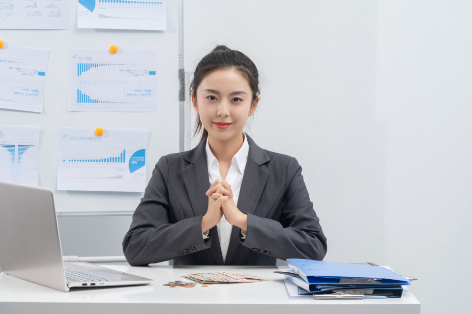 双手紧握的端正坐姿的白领实拍图