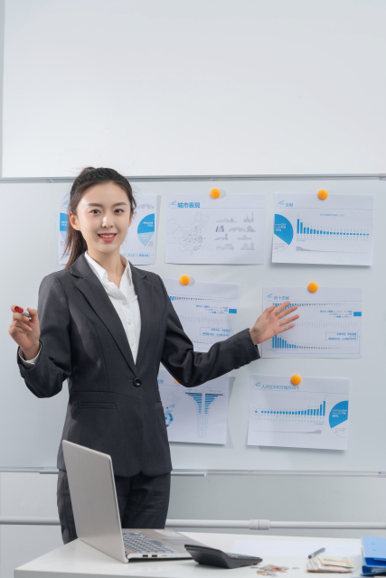 自信张扬的职场女白领视频