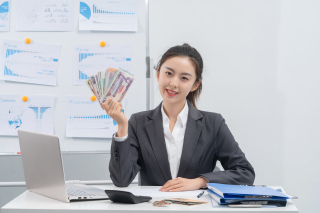 自信专业展示技能的女会计实拍图