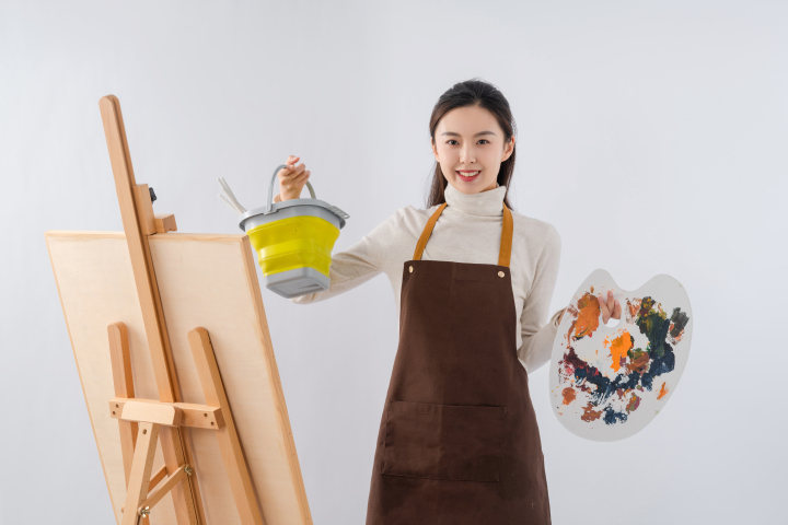 可爱微笑的女学生图版权图片下载