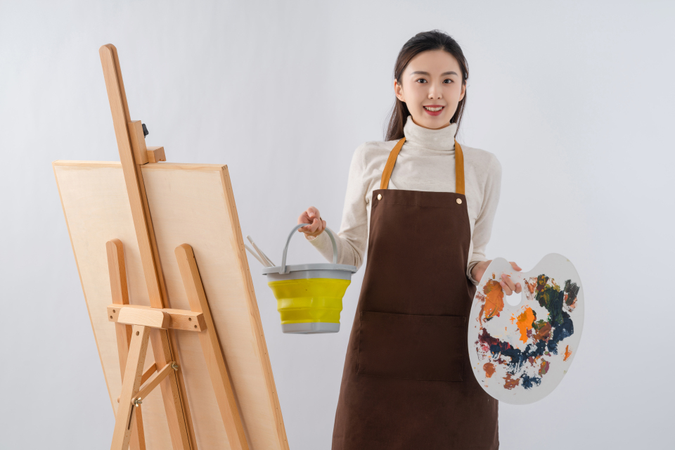 手拿绘画工具的女孩图