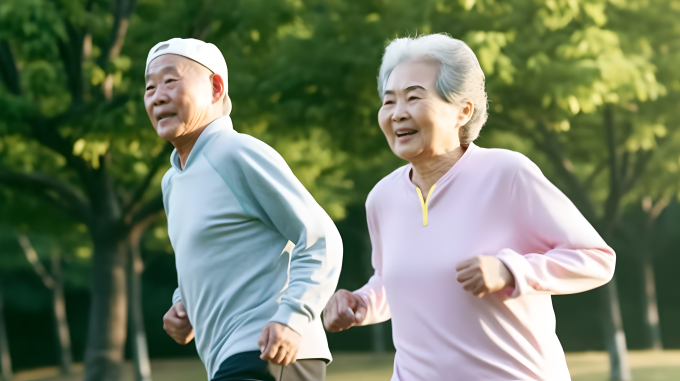 两位老年人晨跑摄影图