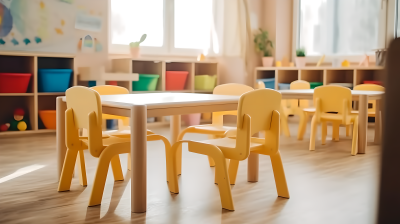 幼儿园教室内明亮的桌椅摄影图
