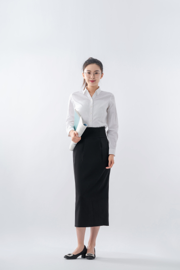 女老师身穿白衬衣长裙实拍图