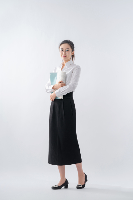 抱着书本的女老师摄影图