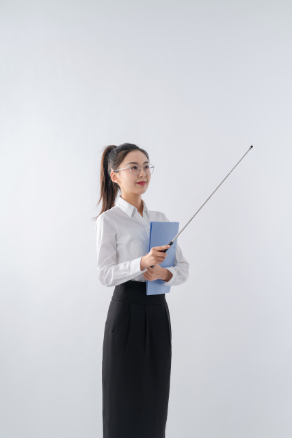 学校年轻女教师摄影图