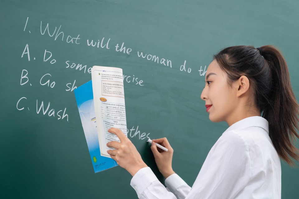 高中课堂上的英语老师实拍图