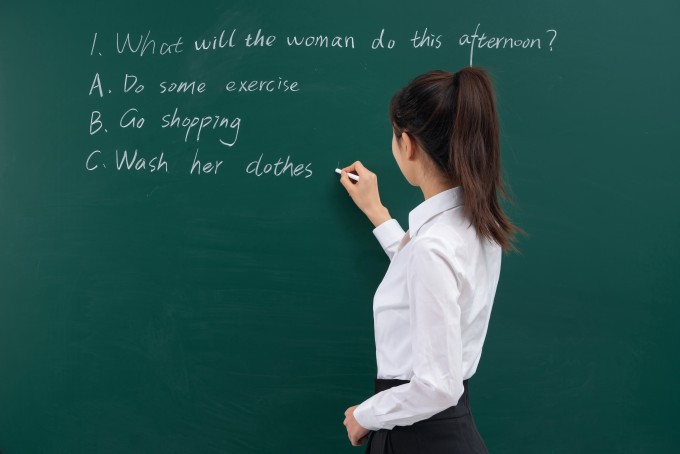 年轻的英语老师正在上课高清图