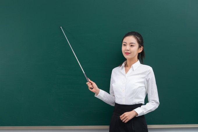 穿白衬衣的地理老师实拍图