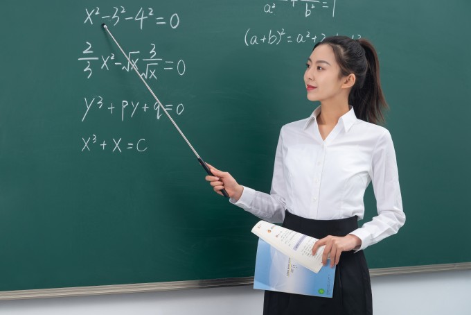 手拿教鞭的亚洲老师实拍图