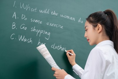 女老师正在黑板上写问题高清图