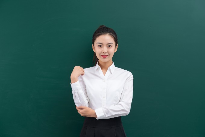黑板前的女老师半身形象照