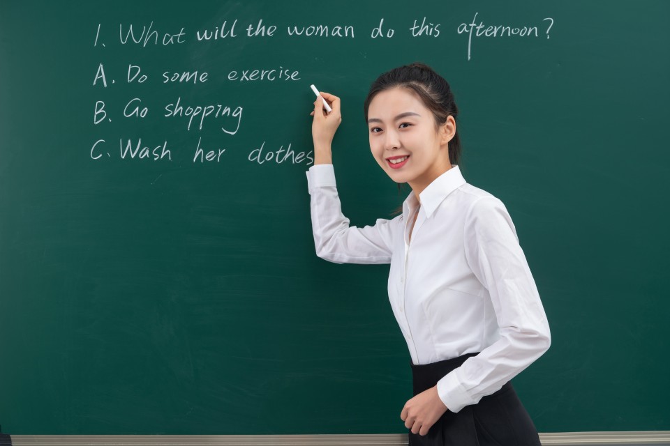 英语老师与学生互动实拍图