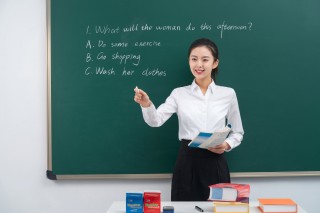 英语老师上课远景实拍图
