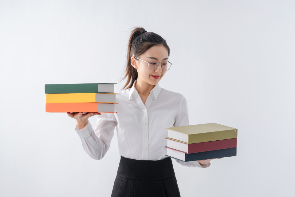 高马尾女老师查看书籍实拍图