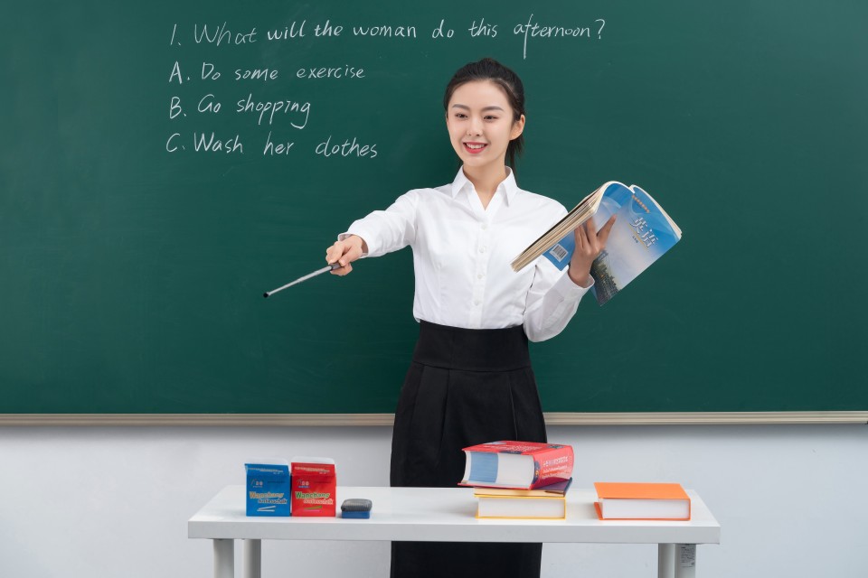 老师点名学生回答问题高清图