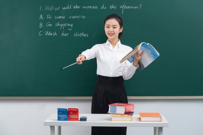 老师点名学生回答问题高清图