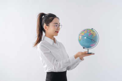 女老师正在向学生展示地球仪图片