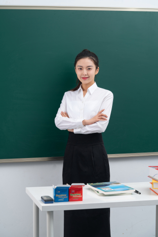 女老师在教室上课实拍图